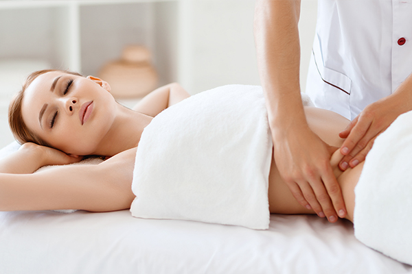 一個美麗的女孩享受按摩和水療治療.jpg 一個美麗的女孩享受按摩和水療治療.jpg